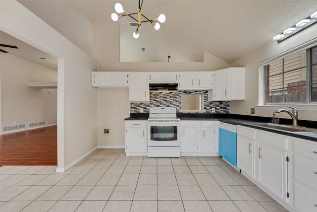 2327 Cromwell Drive, Arlington, TX 76018