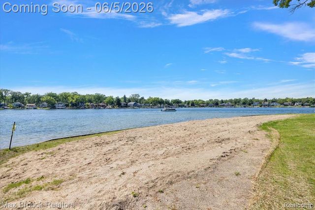 6431 Prairie Lawn, Waterford, MI 48329