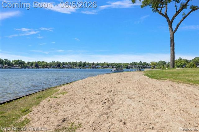 6431 Prairie Lawn, Waterford, MI 48329