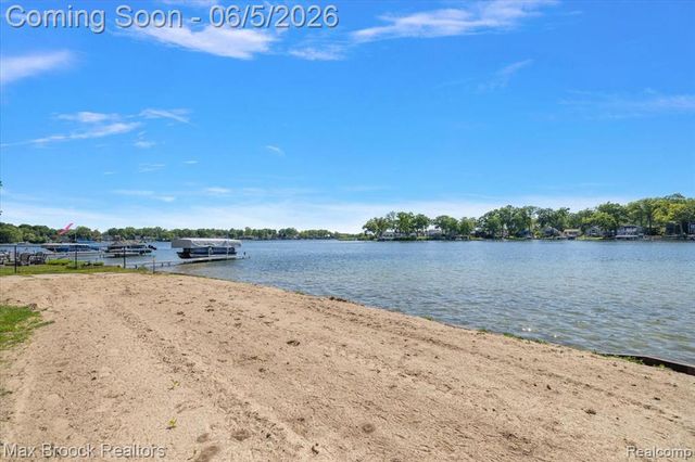 6431 Prairie Lawn, Waterford, MI 48329