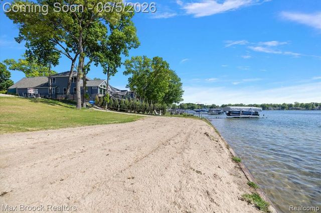 6431 Prairie Lawn, Waterford, MI 48329