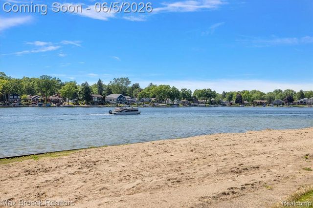 6431 Prairie Lawn, Waterford, MI 48329