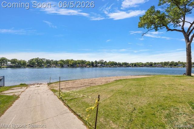 6431 Prairie Lawn, Waterford, MI 48329