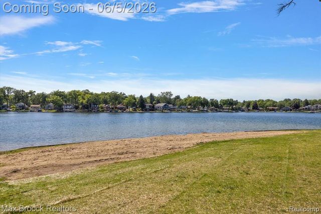 6431 Prairie Lawn, Waterford, MI 48329