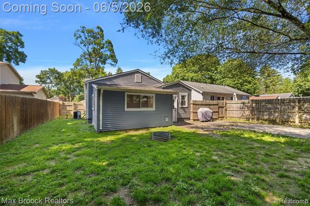 6431 Prairie Lawn, Waterford, MI 48329