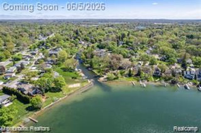 6431 Prairie Lawn, Waterford, MI 48329