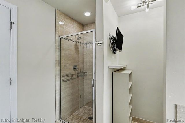 46161 S Manitou Court, Utica, MI 48317
