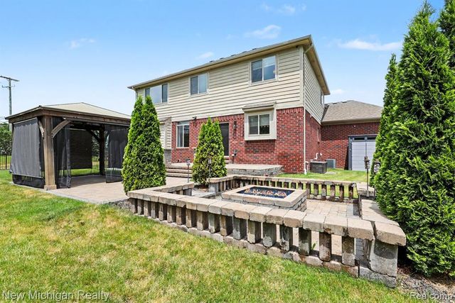 46161 S Manitou Court, Utica, MI 48317