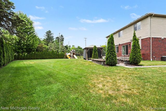 46161 S Manitou Court, Utica, MI 48317