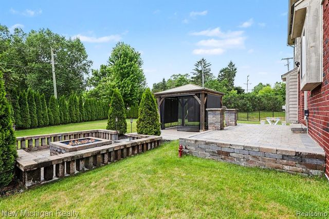 46161 S Manitou Court, Utica, MI 48317
