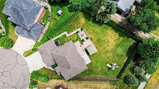 46161 S Manitou Court, Utica, MI 48317