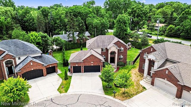 46161 S Manitou Court, Utica, MI 48317
