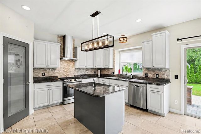 46161 S Manitou Court, Utica, MI 48317