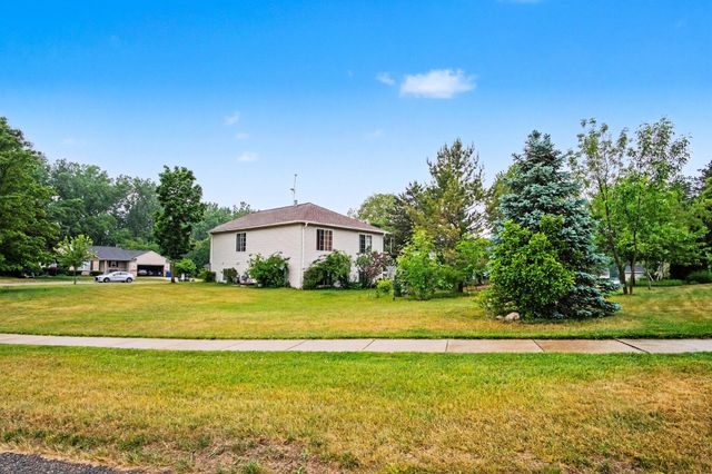 6878 Lake Bluff Drive NE, Comstock Park, MI 49321