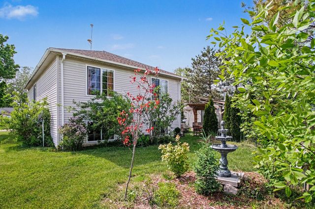 6878 Lake Bluff Drive NE, Comstock Park, MI 49321