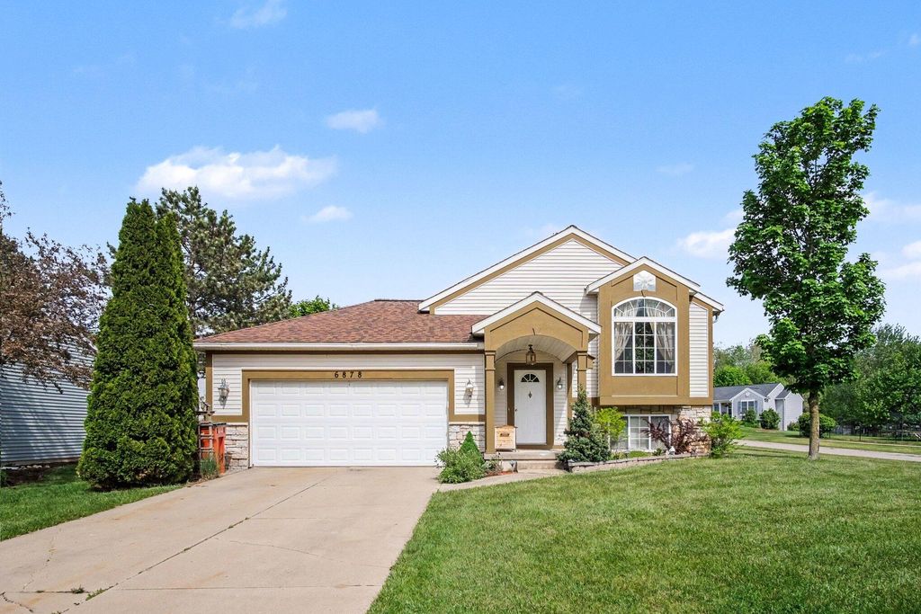 6878 Lake Bluff Drive NE, Comstock Park, MI 49321