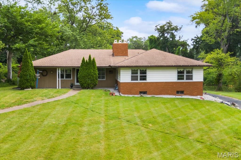 1 Debby Lane, Belleville, IL 62223