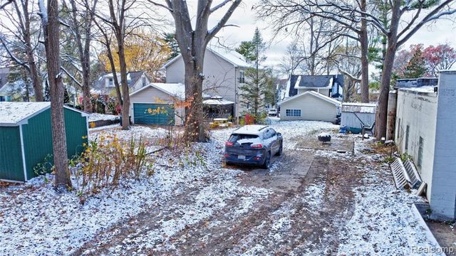 126 N North Shore Drive, Lake Orion, MI 48362