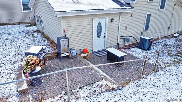 126 N North Shore Drive, Lake Orion, MI 48362