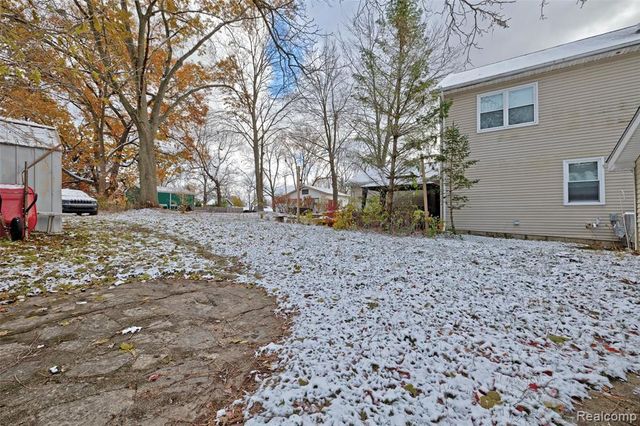 126 N North Shore Drive, Lake Orion, MI 48362