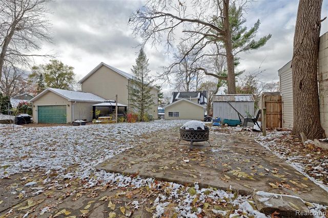 126 N North Shore Drive, Lake Orion, MI 48362