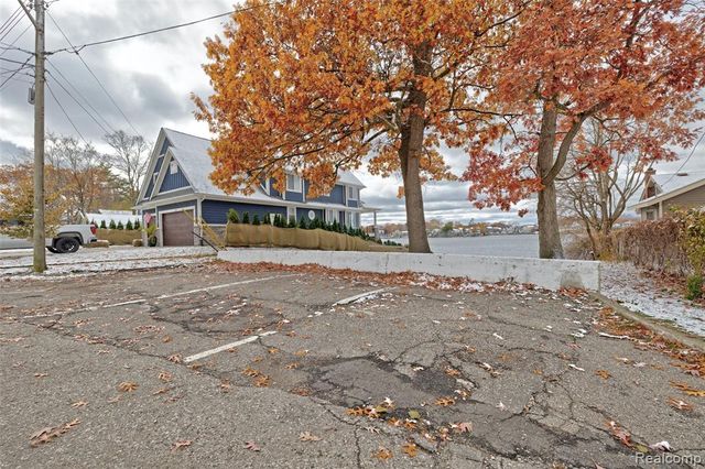 126 N North Shore Drive, Lake Orion, MI 48362