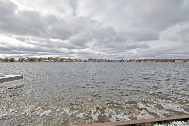 126 N North Shore Drive, Lake Orion, MI 48362