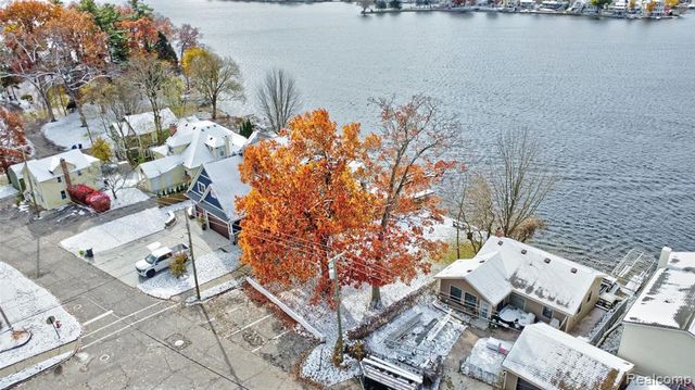 126 N North Shore Drive, Lake Orion, MI 48362
