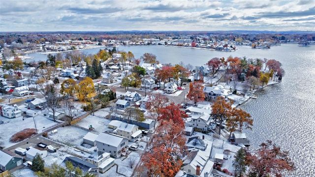 126 N North Shore Drive, Lake Orion, MI 48362