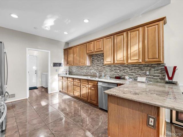 41772 E Glade Road 41, Canton, MI 48187