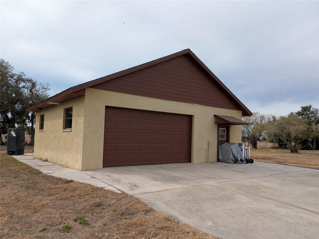 Image 5 of property listing at 1565 SHADOW RIDGE CIRCLE, Sarasota, FL 34240