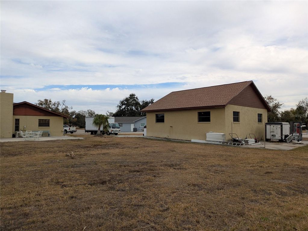 Image 6 of property listing at 1565 SHADOW RIDGE CIRCLE, Sarasota, FL 34240