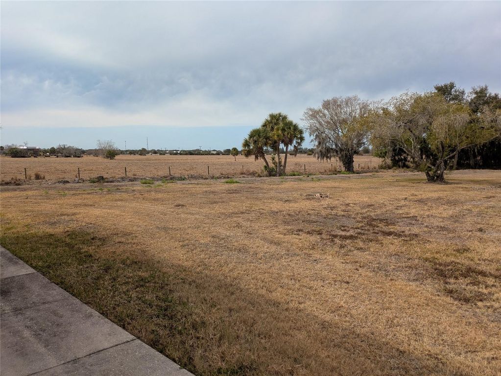 Image 7 of property listing at 1565 SHADOW RIDGE CIRCLE, Sarasota, FL 34240