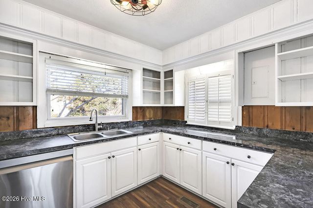 424 W West Street, Southport, NC 28461