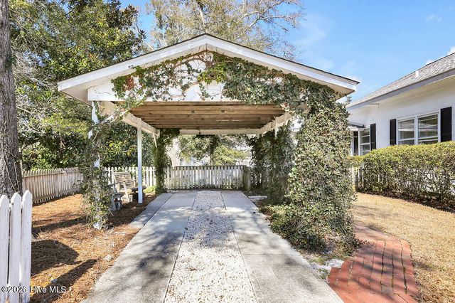 424 W West Street, Southport, NC 28461