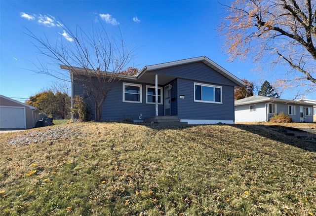 5127 Holly Avenue NW, Cedar Rapids, IA 52405