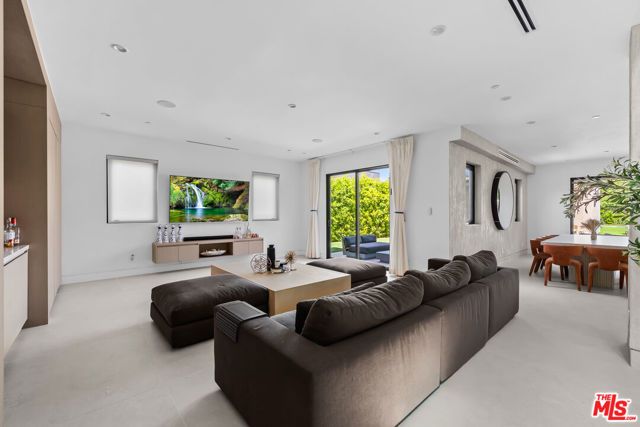 5826 Corbin Avenue, Tarzana (los Angeles), CA 91356