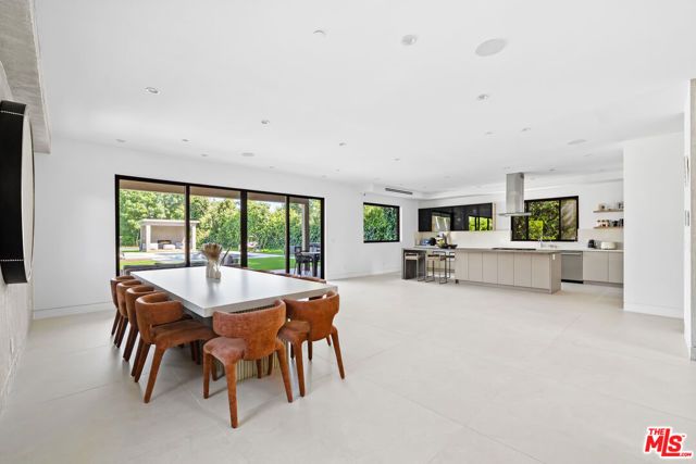 5826 Corbin Avenue, Tarzana (los Angeles), CA 91356