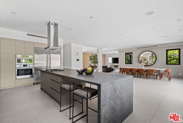 5826 Corbin Avenue, Tarzana (los Angeles), CA 91356