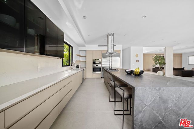 5826 Corbin Avenue, Tarzana (los Angeles), CA 91356