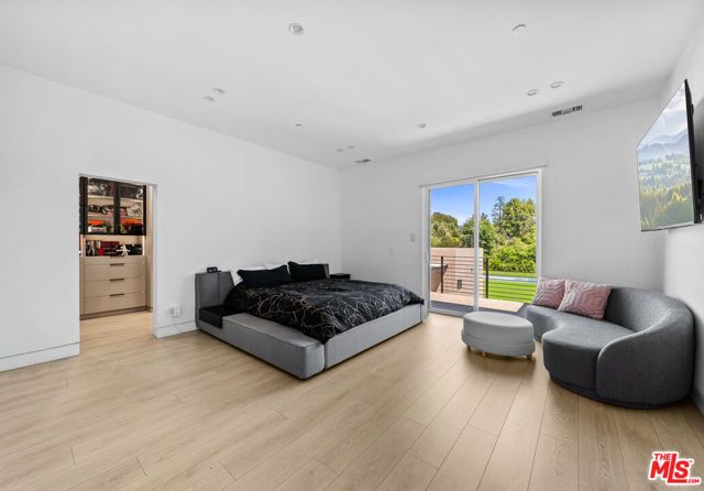 5826 Corbin Avenue, Tarzana (los Angeles), CA 91356