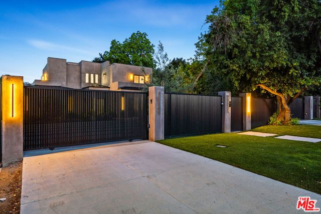 5826 Corbin Avenue, Tarzana (los Angeles), CA 91356