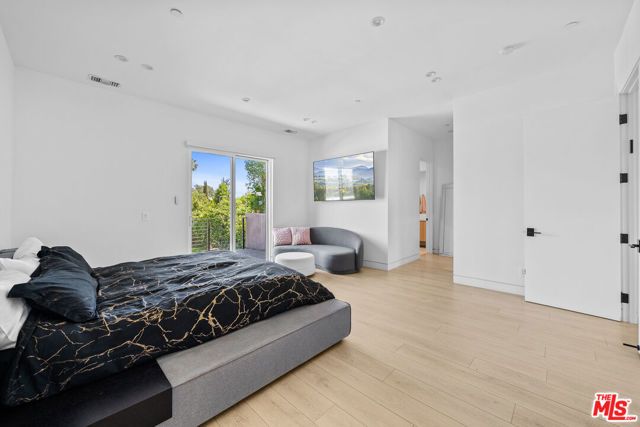 5826 Corbin Avenue, Tarzana (los Angeles), CA 91356