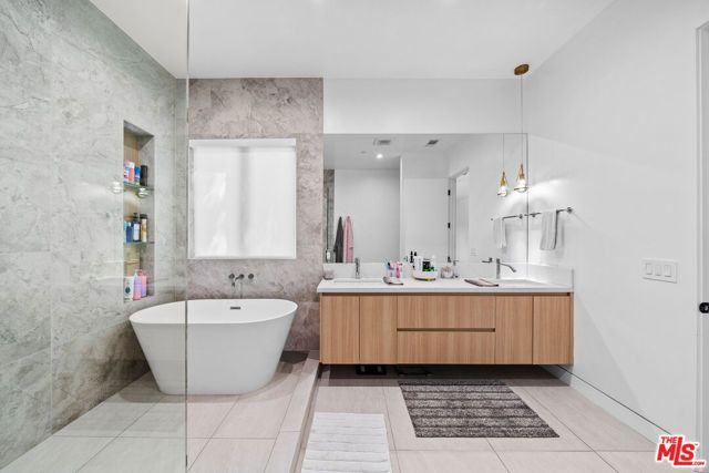 5826 Corbin Avenue, Tarzana (los Angeles), CA 91356