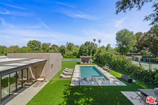5826 Corbin Avenue, Tarzana (los Angeles), CA 91356