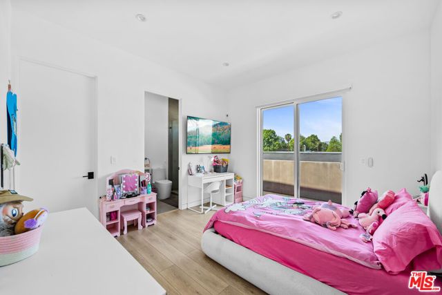 5826 Corbin Avenue, Tarzana (los Angeles), CA 91356