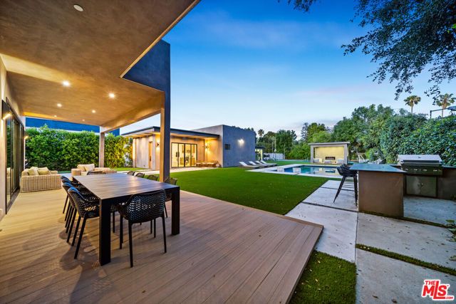 5826 Corbin Avenue, Tarzana (los Angeles), CA 91356
