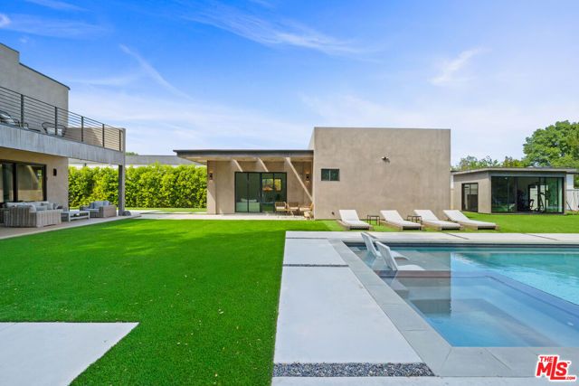 5826 Corbin Avenue, Tarzana (los Angeles), CA 91356