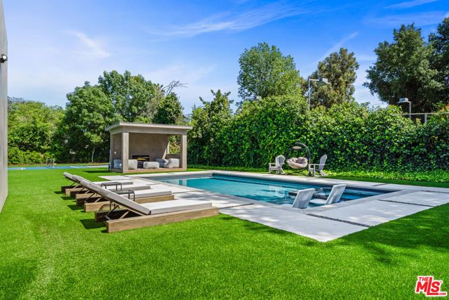 5826 Corbin Avenue, Tarzana (los Angeles), CA 91356