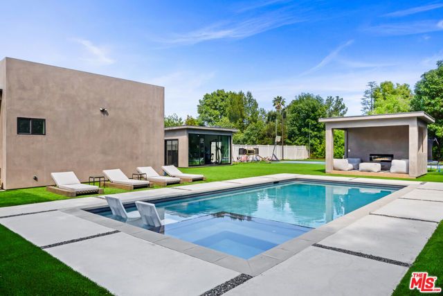 5826 Corbin Avenue, Tarzana (los Angeles), CA 91356